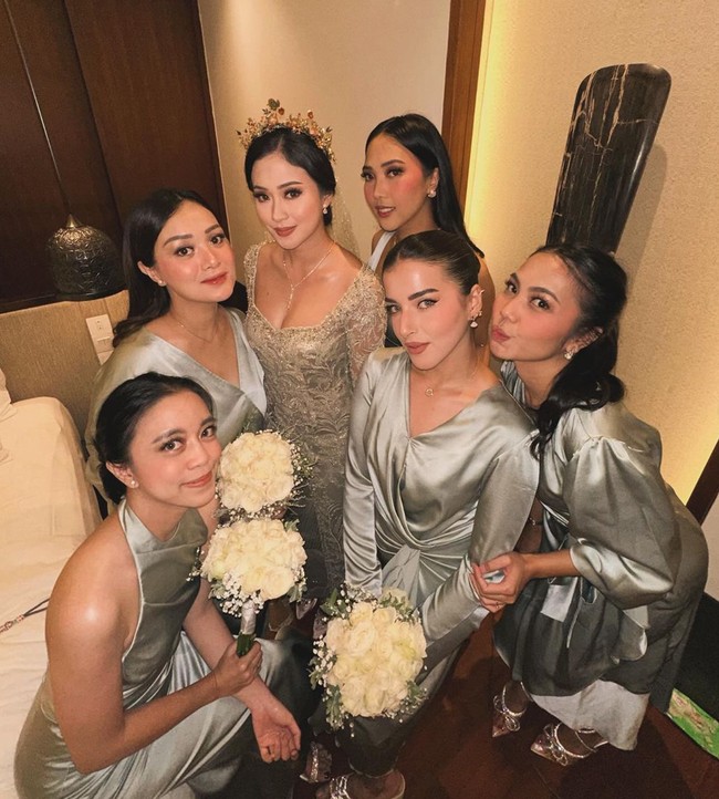 Kompak bersama para bridesmaid lainnya, Tasya Farasya tampil mengenakan dress berwarna hijau sage. Ia kemudian berpose bersama pengantin wanita dan para bridesmaid lainnya. Foto: Instagram/@tasyafarasya