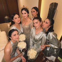 Kompak bersama para bridesmaid lainnya, Tasya Farasya tampil mengenakan dress berwarna hijau sage. Ia kemudian berpose bersama pengantin wanita dan para bridesmaid lainnya. Foto: Instagram/@tasyafarasya