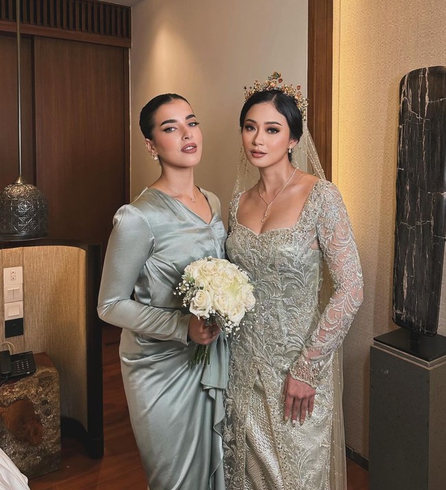 Tak kalah cantik dengan pengantin, Tasya tampil mengenakan riasan wajah natural glam dan lipstik berwarna nude. Berpose berdua dengan pengantin, keduanya sama-sama terlihat menawan. Foto: Instagram/@tasyafarasya
