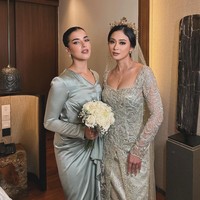 Tak kalah cantik dengan pengantin, Tasya tampil mengenakan riasan wajah natural glam dan lipstik berwarna nude. Berpose berdua dengan pengantin, keduanya sama-sama terlihat menawan. Foto: Instagram/@tasyafarasya