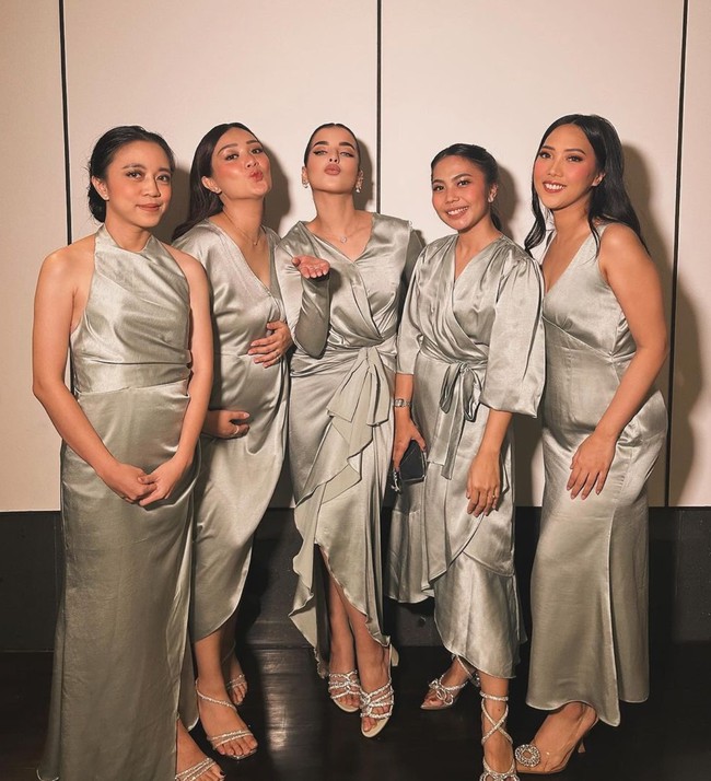 Walaupun punya model yang berbeda-beda, namun Tasya dan para bridesmaid lain sama-sama mengenakan dress dengan bahan silk dan warna yang sama. Sebagian besar memadukan dress tersebut dengan strap heels silver. Foto: Instagram/@tasyafarasya