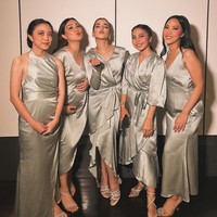 Walaupun punya model yang berbeda-beda, namun Tasya dan para bridesmaid lain sama-sama mengenakan dress dengan bahan silk dan warna yang sama. Sebagian besar memadukan dress tersebut dengan strap heels silver. Foto: Instagram/@tasyafarasya