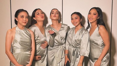 8 Potret Tasya Farasya Jadi Bridesmaid, Menawan Dengan Dress Warna Sage