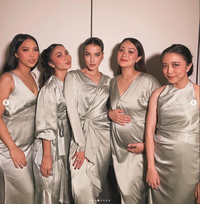 Dari foto yang dibagikan juga terlihat salah satu bridesmaid yang sedang hamil. Meski demikian kelima bridesmaid tersebut tetap terlihat cantik menawan. Foto: Instagram/@tasyafarasya