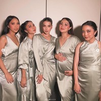 Dari foto yang dibagikan juga terlihat salah satu bridesmaid yang sedang hamil. Meski demikian kelima bridesmaid tersebut tetap terlihat cantik menawan. Foto: Instagram/@tasyafarasya