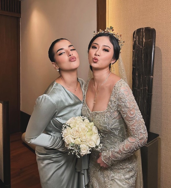 Tasya Farasya tampil simpel dengan rambut yang ditata rapi ke belakang. Aksesori yang dikenakannya pun tampak tak berlebihan. Foto: Instagram/@tasyafarasya