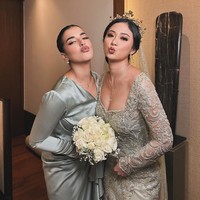 Tasya Farasya tampil simpel dengan rambut yang ditata rapi ke belakang. Aksesori yang dikenakannya pun tampak tak berlebihan. Foto: Instagram/@tasyafarasya