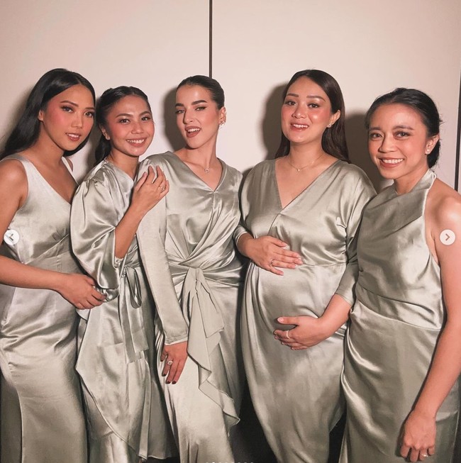 Potret Tasya saat berpose bersama para bridesmaid lain. Memamerkan senyum sumringah ke arah kamera, Tasya dan para rekan bridesmaidnya itu tampil mempesona. Foto: Instagram/@tasyafarasya