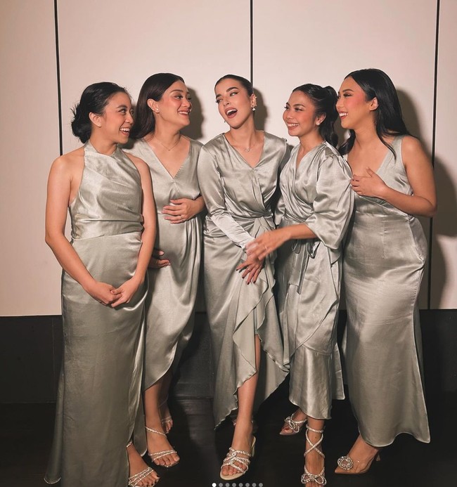 Simpel namun elegan, beberapa model pakaian bridesmaid Tasya Farasya dan sahabat-sahabatnya itu pun bisa dijadikan sebagai inspirasi. Foto: Instagram/@tasyafarasya