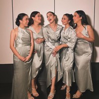 Simpel namun elegan, beberapa model pakaian bridesmaid Tasya Farasya dan sahabat-sahabatnya itu pun bisa dijadikan sebagai inspirasi. Foto: Instagram/@tasyafarasya