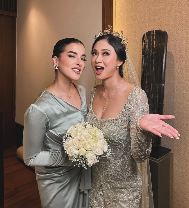 Melalui akun Instagram pribadinya Tasya Farasya membagikan potretnya saat menjadi bridesmaid di pernikahan sahabatnya. “my bestie is getting married!!!! cheche jendes no more now is cheche happily ever after,” tulis keterangan unggahannya. Foto: Instagram/@tasyafarasya