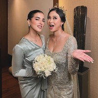 Melalui akun Instagram pribadinya Tasya Farasya membagikan potretnya saat menjadi bridesmaid di pernikahan sahabatnya. “my bestie is getting married!!!! cheche jendes no more now is cheche happily ever after,” tulis keterangan unggahannya. Foto: Instagram/@tasyafarasya
