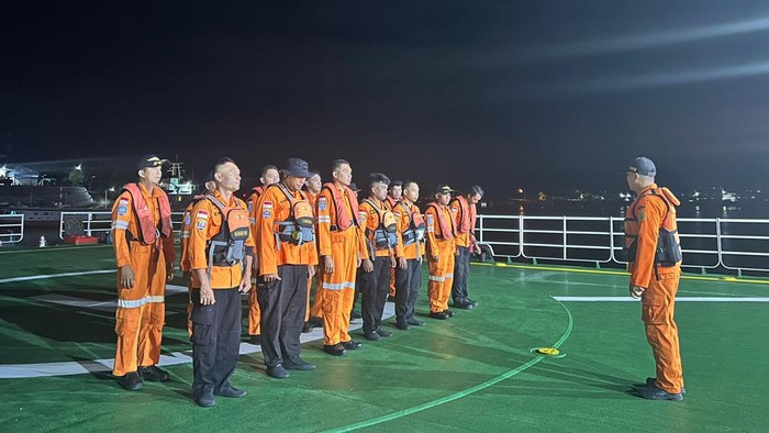 Tim SAR melakukan pencarian kapal nelayan tenggelam di Konawe Kepulauan, Sultra.