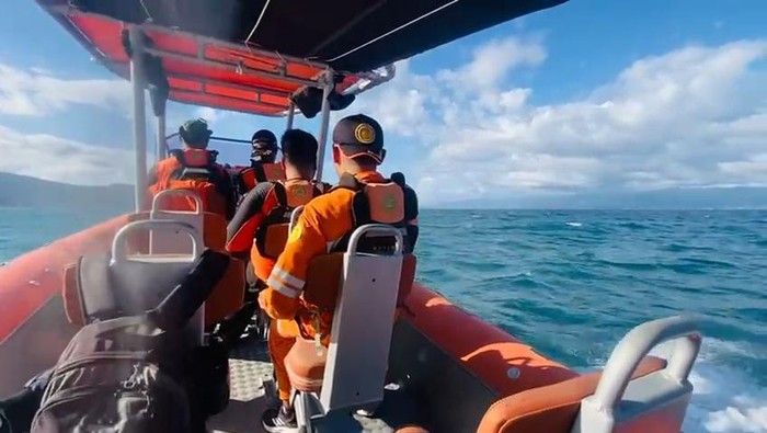Tim SAR mencari korban kapal tenggelam di Donggala.