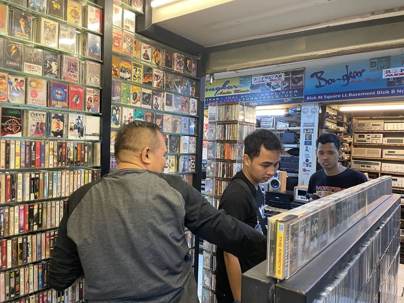 Toko Kaset Hysteria di Blok M milik Untung (54).