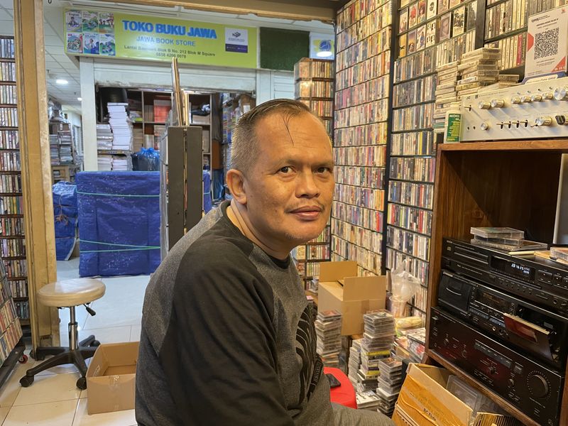 Toko Kaset Hysteria di Blok M milik Untung (54).