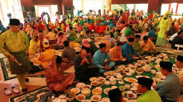 Tradisi makan bersama Saprahan hingga Tumpengan, Ini 5 Tradisi Makan Bersama Khas Indonesia
