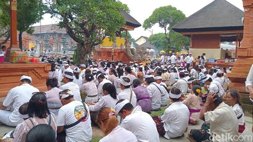 Umat Hindu Bali bersembahyang di Pura Agung Jagatnatha merayakan Hari Raya Galungan.