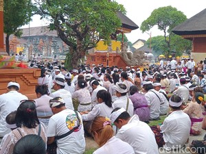 Merayakan Kemenangan Galungan di Pura Agung Jagatnatha