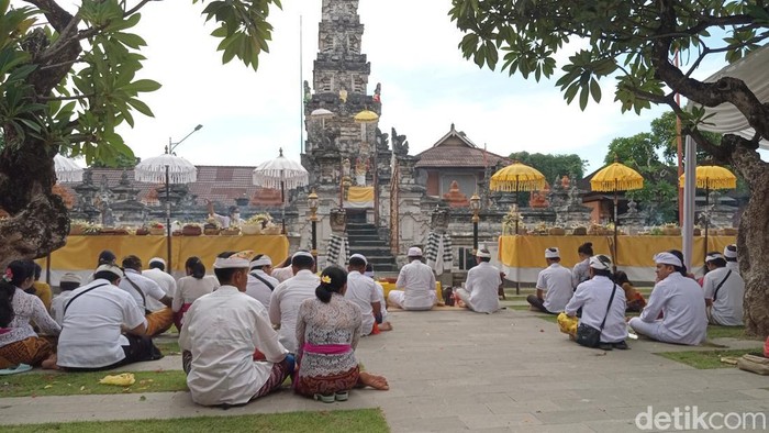 Umat Hindu Bali bersembahyang di Pura Agung Jagatnatha merayakan Hari Raya Galungan.