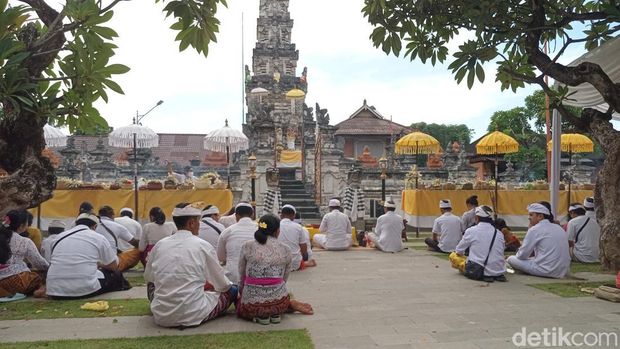 Umat Hindu Bali bersembahyang di Pura Agung Jagatnatha merayakan Hari Raya Galungan.