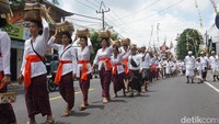 Foto: Umat Hindu di Desa Adat Lukluk, Kecamatan Mengwi, Kabupaten Badung, Bali melaksanakan tradisi mepeed saat Galungan, Rabu sore (28/2/2024). Para wanita mengusung keben atau wadah anyaman bambu berisi sesaji aneka buah dan jajanan untuk dihaturkan di pura. (Agus Eka/detikBali)