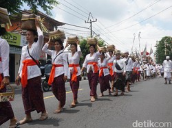 Foto: Umat Hindu di Desa Adat Lukluk, Kecamatan Mengwi, Kabupaten Badung, Bali melaksanakan tradisi mepeed saat Galungan, Rabu sore (28/2/2024). Para wanita mengusung keben atau wadah anyaman bambu berisi sesaji aneka buah dan jajanan untuk dihaturkan di pura. (Agus Eka/detikBali)