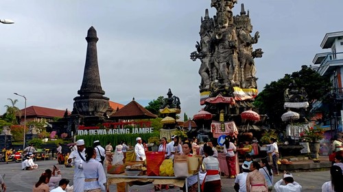 Umat Hindu di Klungkung bersembahyang pada Hari Raya Galungan, di Catus Pata (perempatan Agung) Klungkung, Rabu (28/2/2024).