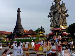 Umat Hindu melakukan persembahyangan Hari Raya Galungan di Catus Pata (perempatan Agung) Klungkung. (Putu Krista/detikBali)
