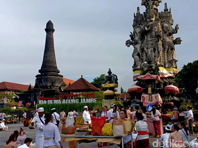 Umat Hindu melakukan persembahyangan Hari Raya Galungan di Catus Pata (perempatan Agung) Klungkung, Rabu (28/2/2024). (Putu Krista/ detikBali)