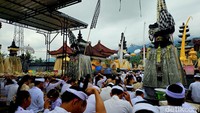 Umat Hindu sudah berkeliling dari dini hari untuk melaksanakan persembahyangan. Dimulai dari pura keluarga, hingga pura besar yang sejak awal sudah dijadwalkan masing-masing keluarga. (Putu Krista/ detikBali)