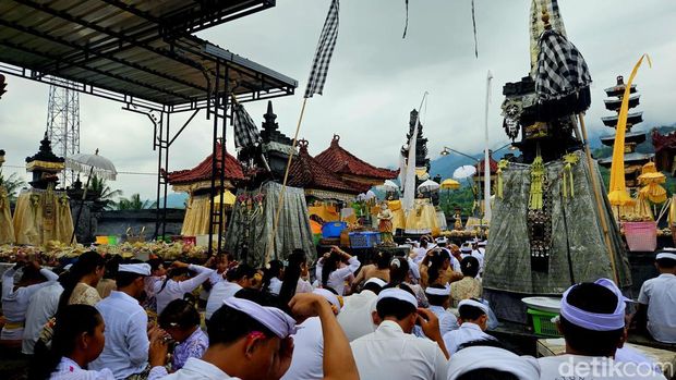 Umat Hindu melakukan persembahyangan Hari Raya Galungan di Catus Pata (perempatan Agung) Klungkung, Rabu (28/2/2024). (Putu Krista/ detikBali)