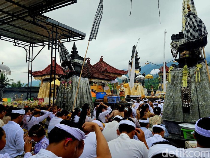 Umat Hindu melakukan persembahyangan Hari Raya Galungan di Catus Pata (perempatan Agung) Klungkung, Rabu (28/2/2024). (Putu Krista/ detikBali)