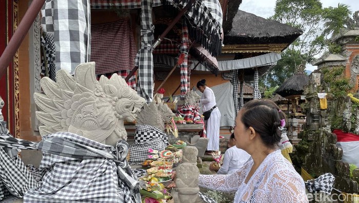 Umat Hindu merayakan Hari Raya Galungan di Pura Dalem Solo, Penebel, Tabanan, Bali pada Rabu (28/02/2024).