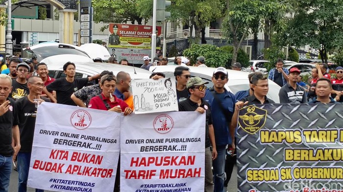 Unjuk rasa dan audiensi driver taksi online di kantor Gubernur Jateng.