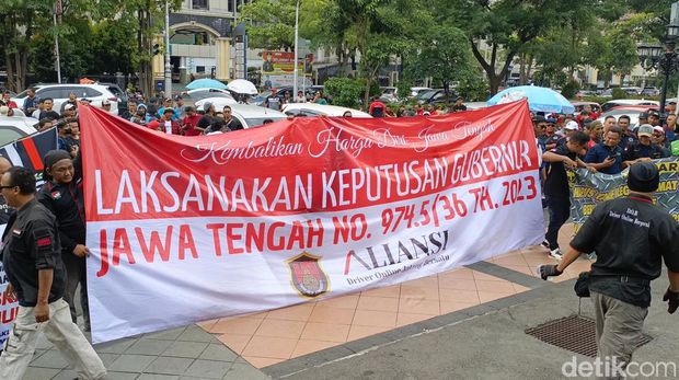 Unjuk rasa dan audiensi driver taksi online di kantor Gubernur Jateng.