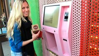 Unik! Vending mesin dengan dominasi warna merah muda ini seolah menjadi jawaban bagi para wanita. Pasalnya produk yang disajikan di sini berupa cupcake yang manis dan cantik. Foto: Interesting Engineer