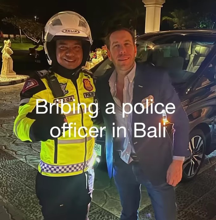 Viral polisi disuap untuk kawal bule di Bali.