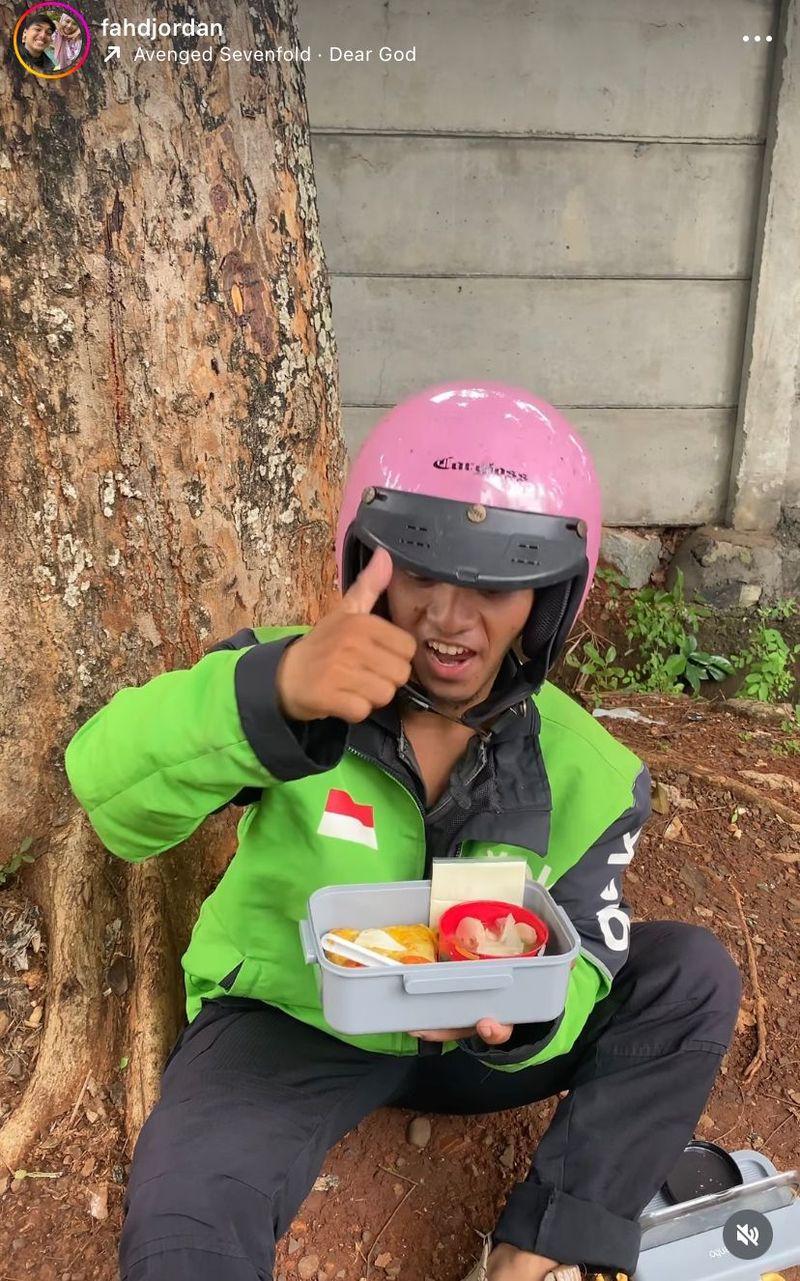 Viral Sopir Ojol Bawa Bekal Istri Gembira, Mirip Bocah SD!