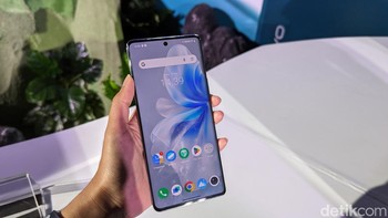 Vivo V30 dan V30 Pro sama-sama memiliki layar AMOLED berukuran 6,78 inch dengan resolusi 1,5K, refresh rate 120Hz, dan desain layar melengkung. Foto: Virgina Maulita Putri/detikINET