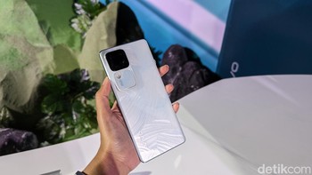 Ini dia Vivo V30 dalam pilihan warna Putih Puspa dengan aksen kelopak bunga di bagian belakangnya. Foto: Virgina Maulita Putri/detikINET