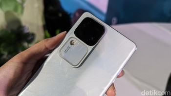 Lewat varian ini, Vivo ingin merepresentasikan kecantikan khas Indonesia. Vivo V30 sendiri dilengkapi kamera utama 50 MP, kamera ultrawide 50 MP, dan kamera portrait 2 MP. Foto: Virgina Maulita Putri/detikINET