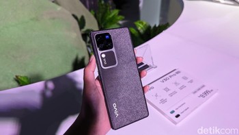 Beralih ke Vivo V30 Pro dalam varian warna Hitam Vulkanik. Vivo V30 Pro dilengkapi tiga kamera 50 MP yang terdiri dari kamera utama, kamera ultrawide, dan kamera teleportrait. Foto: Virgina Maulita Putri/detikINET