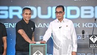 Komisaris Utama PT VKTR Teknologi Mobilitas Tbk. (VKTR) Anindya N. Bakrie (kiri) dan Menteri Perhubungan RI Budi Karya Sumadi melakukan pemencetan tombol sirine menandai diresmikannya Groundbreaking Fasilitas Kendaraan Listrik Komersil berbasis Completely Knock Down (CKD) Pertama di Indonesia, di lokasi pabrik PT VKTR Sakti Industries, anak perusahaan yang merupakan joint venture antara VKTR dan Karoseri Tri Sakti, di Magelang, Jawa Tengah.