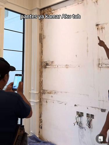 Beredar video viral pengalaman wanita ini yang terpaksa membongkar kamarnya karena memasang wall moulding terkena jamur