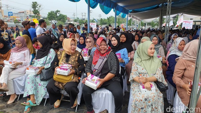 Warga Majalengka saat mendapatkan makan siang gratis