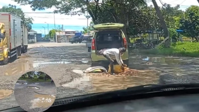 Warga Palopo, Sulsel, sukarela perbaiki jalan rusak.