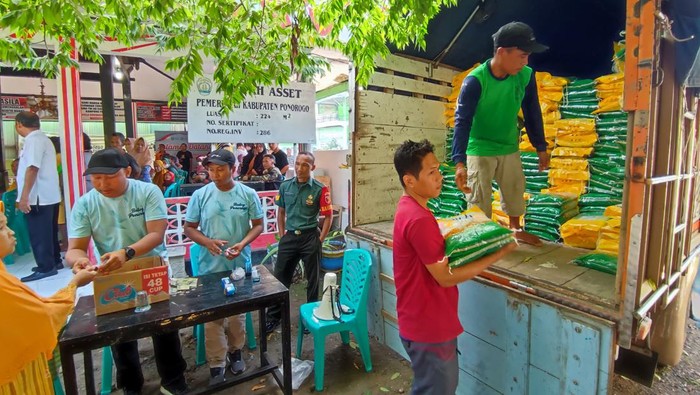 Warga Serbu Pasar Beras Murah di Ponorogo