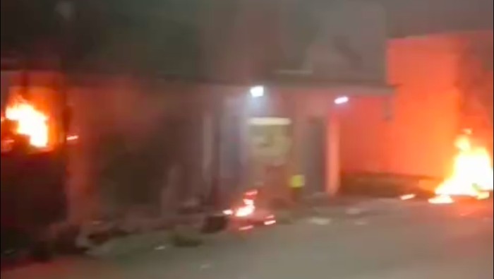 Warung kelontong di Pasar Kemis, Kabupaten Tangerang, Banten, terbakar akibat etalase bensin eceran di warung tersebut yang tertabrak motor.gangster (dok BPBD Kabupaten Tangerang)