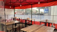 Warung ini berlokasi di satu tempat dengan My Teppanyaki milik Mama Amy. Beginilah suasana area makan pengunjungnya. Foto: detikcom